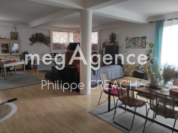 Immeuble à SAINT-JEAN-D'ANGELY, 17400 - 437m²