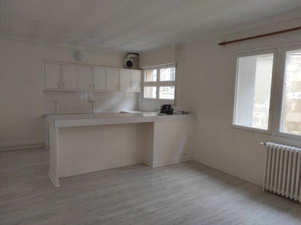 Immeuble à SAINT-JEAN-D'ANGELY, 17400 - 437m²