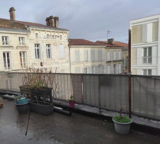 Immeuble à SAINT-JEAN-D'ANGELY, 17400 - 437m²