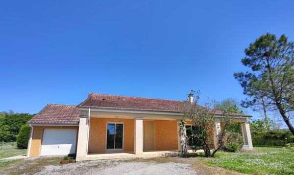 Plain-pied avec trois chambres, terrasse, jardin et garage