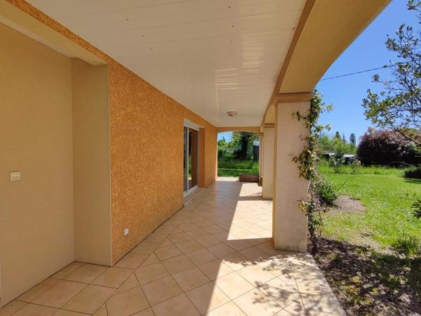 Plain-pied avec trois chambres, terrasse, jardin et garage