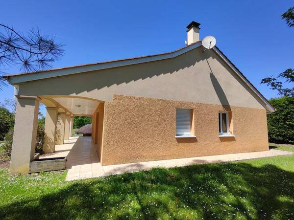 Plain-pied avec trois chambres, terrasse, jardin et garage
