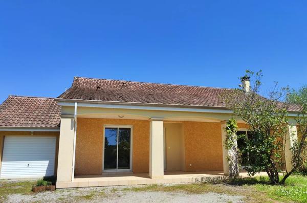 Plain-pied avec trois chambres, terrasse, jardin et garage