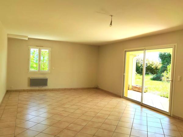 Plain-pied avec trois chambres, terrasse, jardin et garage