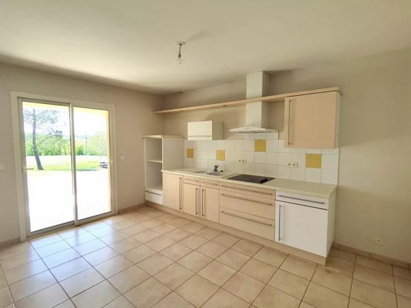 Plain-pied avec trois chambres, terrasse, jardin et garage