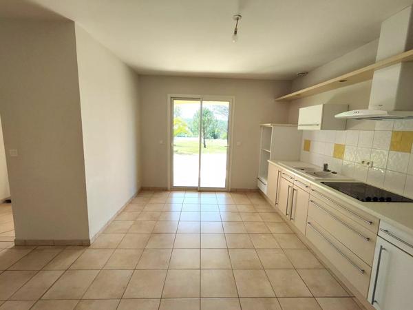 Plain-pied avec trois chambres, terrasse, jardin et garage