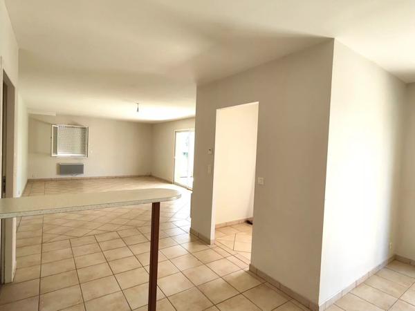 Plain-pied avec trois chambres, terrasse, jardin et garage