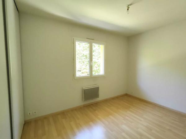 Plain-pied avec trois chambres, terrasse, jardin et garage
