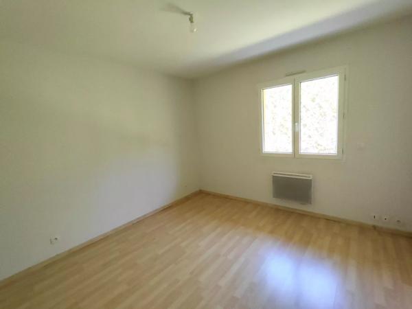 Plain-pied avec trois chambres, terrasse, jardin et garage