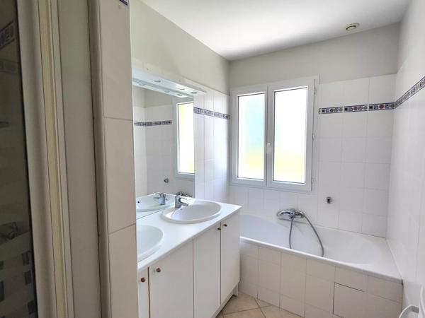 Plain-pied avec trois chambres, terrasse, jardin et garage
