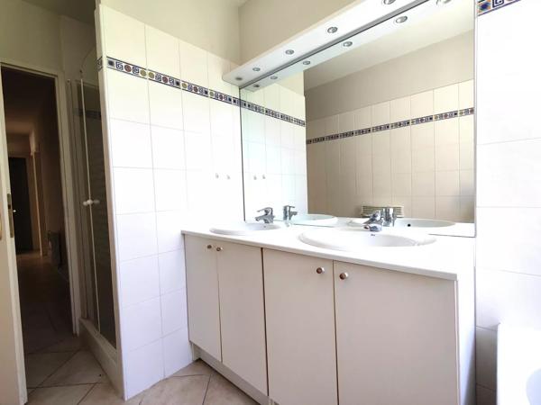Plain-pied avec trois chambres, terrasse, jardin et garage