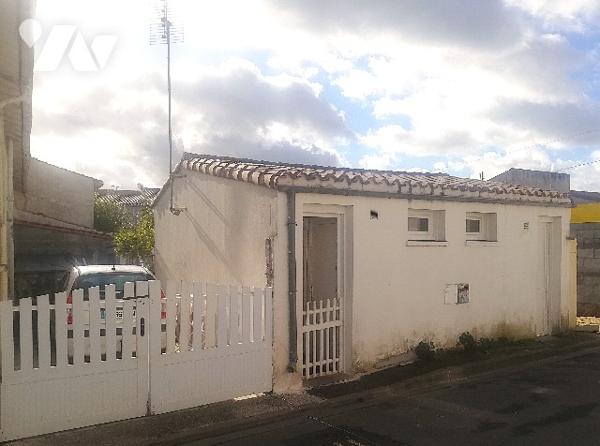 A proximité immédiate du centre bourg, immeuble de plain-pied composé de 2 studios loués