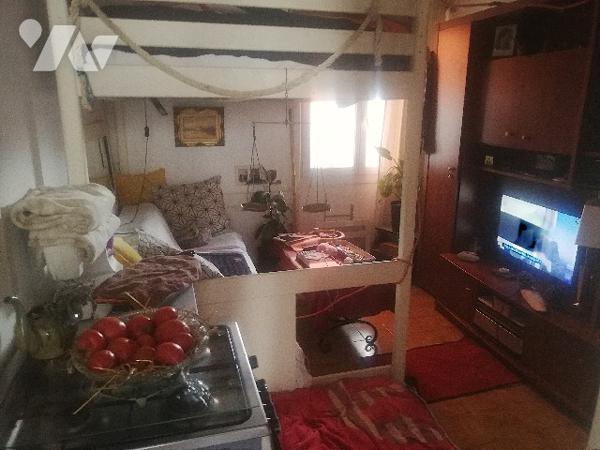 A proximité immédiate du centre bourg, immeuble de plain-pied composé de 2 studios loués