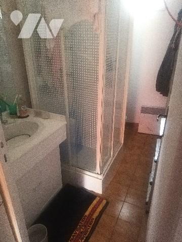 A proximité immédiate du centre bourg, immeuble de plain-pied composé de 2 studios loués