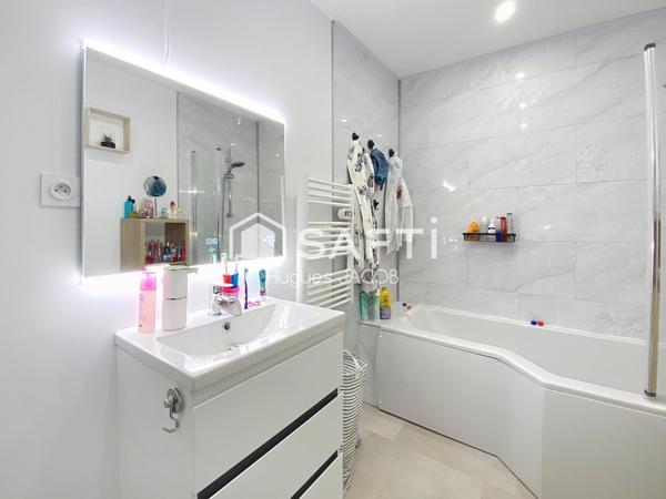 Charmante maison de plain-pied avec 4 chambres, un jardin arboré sans vis-à-vis et dépendances