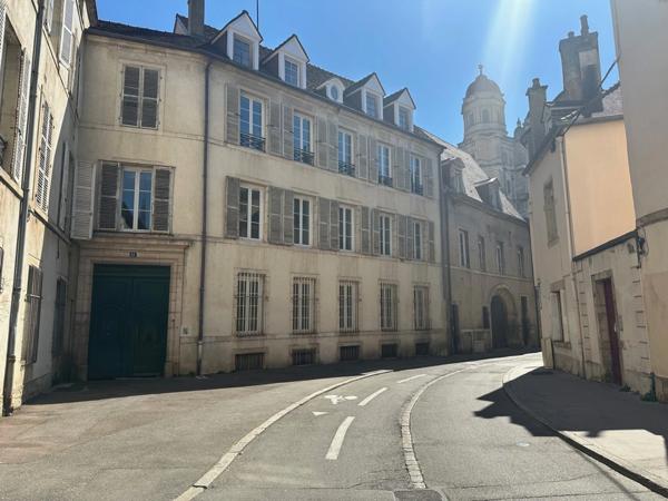 DIJON CENTRE PLACE SAINT MICHEL T2 DE 41.8M2 DANS UN SUPERBE HOTEL PARTICULIER