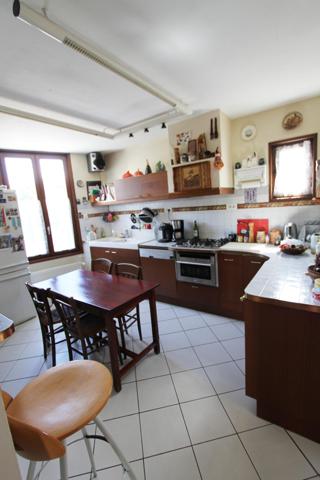 Dans le secteur résidentiel prisé des Essarts à BRON, proche toutes commodités et au calme