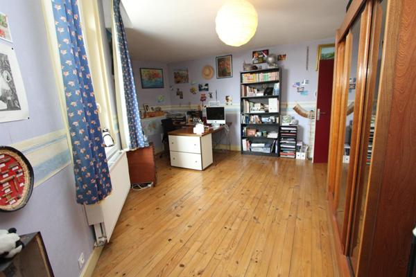 Dans le secteur résidentiel prisé des Essarts à BRON, proche toutes commodités et au calme