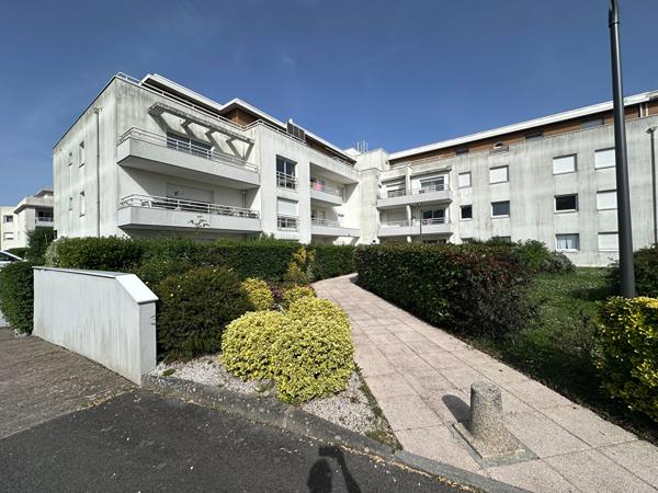 Appartement à vendre à Vannes T2 avec terrasse, box fermé en sous-sol et parking extérieur