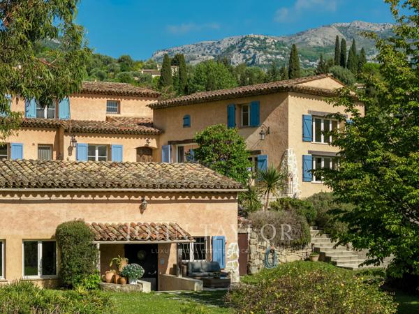Vaste propriété familiale avec maison d'amis et maison de gardien