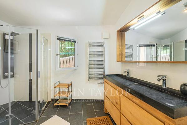 Vaste propriété familiale avec maison d'amis et maison de gardien