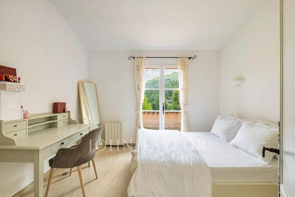Vaste propriété familiale avec maison d'amis et maison de gardien