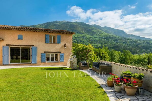 Vaste propriété familiale avec maison d'amis et maison de gardien