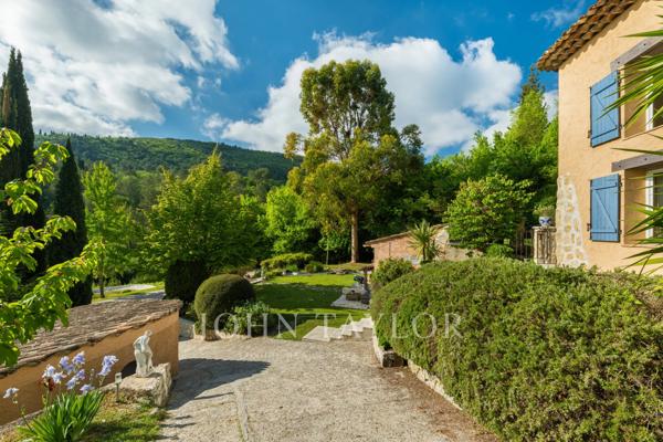 Vaste propriété familiale avec maison d'amis et maison de gardien