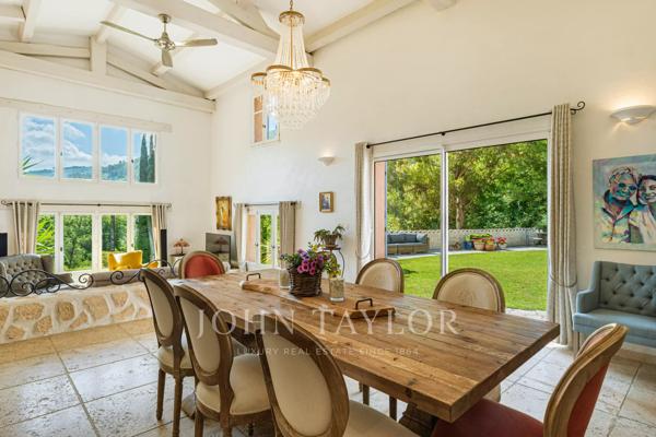 Vaste propriété familiale avec maison d'amis et maison de gardien