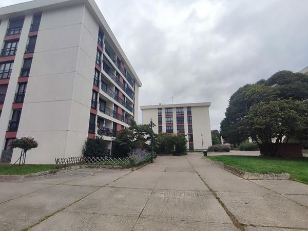 Appartement Les Ulis 3 pièce(s) 63 m2 cave Parking