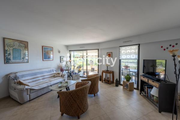 Appartement
         3 pièces
        - 103 m² Bien prestige 739 820 € *