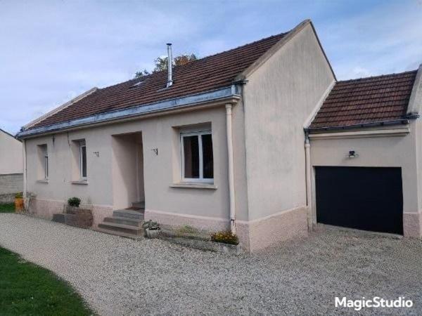 Jolie maison contemporaine avec piscine  au calme TAVAUX (JURA)  à 10 min de DOLE