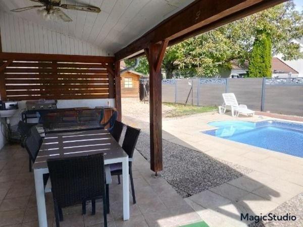 Jolie maison contemporaine avec piscine  au calme TAVAUX (JURA)  à 10 min de DOLE