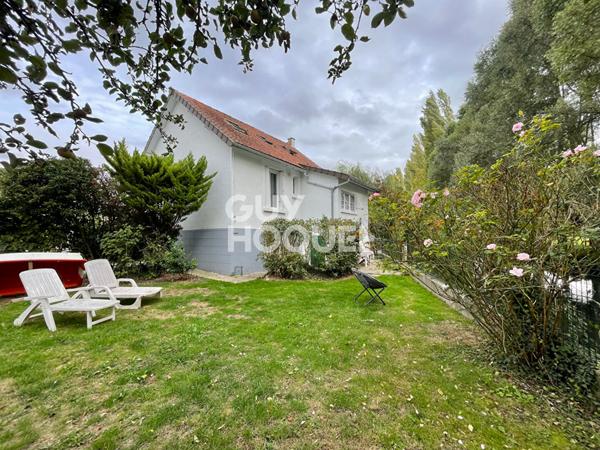 Maison Ivry La Bataille au bord de l'eau.