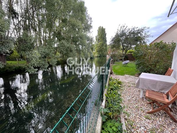 Maison Ivry La Bataille au bord de l'eau.