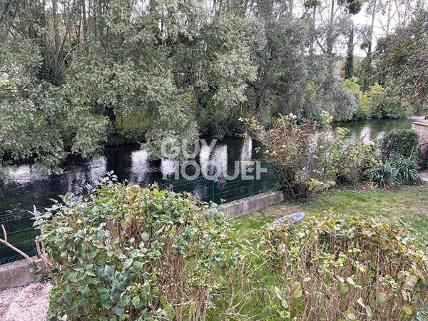 Maison Ivry La Bataille au bord de l'eau.
