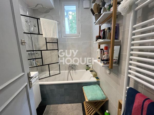 Maison Ivry La Bataille au bord de l'eau.