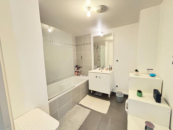 BRUZ HYPER CENTRE- Appartement 2 chambres- terrasse- place de parking