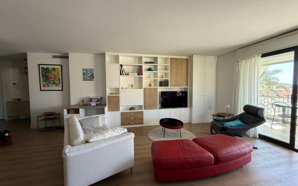 Appartement à vendre    3 pièces • 75,80 m2 Sanary-sur-Mer