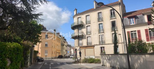 En exclusivité BSK IMMOBILIER , T3  orienté Sud / Nord au cachet de l ' ancien . Haut plafond , vrai parquet caché sous le parquet stratifié et double vitrage bois . Idéalement situé proche des Halles en direction des facultés , il offre de beaux volumes et un bon agencement . Deux grandes chambres de 12 et 15 m² donnant sur une cour au calme. 
Un salon plein Sud avec cuisine ouverte de 33 m² pouvant être transformé pour faire une 3 ème chambre . Salle de bain et WC séparé . Tout électrique . Ce bien comporte également un grenier et une cave . Idéal pour stocker . Possibilité également pour du PRO pour faire des bureaux car c ' est au RDC . Très faibles charges annuelles : 50€ mensuelles.
Pour plus d ' informations , je suis disponible 7 jours sur 7 .