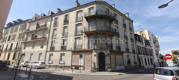 En exclusivité BSK IMMOBILIER , T3  orienté Sud / Nord au cachet de l ' ancien . Haut plafond , vrai parquet caché sous le parquet stratifié et double vitrage bois . Idéalement situé proche des Halles en direction des facultés , il offre de beaux volumes et un bon agencement . Deux grandes chambres de 12 et 15 m² donnant sur une cour au calme. 
Un salon plein Sud avec cuisine ouverte de 33 m² pouvant être transformé pour faire une 3 ème chambre . Salle de bain et WC séparé . Tout électrique . Ce bien comporte également un grenier et une cave . Idéal pour stocker . Possibilité également pour du PRO pour faire des bureaux car c ' est au RDC . Très faibles charges annuelles : 50€ mensuelles.
Pour plus d ' informations , je suis disponible 7 jours sur 7 .