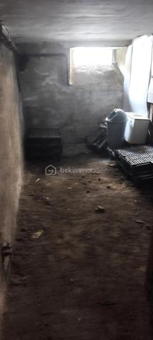 En exclusivité BSK IMMOBILIER , T3  orienté Sud / Nord au cachet de l ' ancien . Haut plafond , vrai parquet caché sous le parquet stratifié et double vitrage bois . Idéalement situé proche des Halles en direction des facultés , il offre de beaux volumes et un bon agencement . Deux grandes chambres de 12 et 15 m² donnant sur une cour au calme. 
Un salon plein Sud avec cuisine ouverte de 33 m² pouvant être transformé pour faire une 3 ème chambre . Salle de bain et WC séparé . Tout électrique . Ce bien comporte également un grenier et une cave . Idéal pour stocker . Possibilité également pour du PRO pour faire des bureaux car c ' est au RDC . Très faibles charges annuelles : 50€ mensuelles.
Pour plus d ' informations , je suis disponible 7 jours sur 7 .