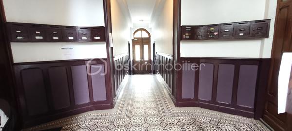 En exclusivité BSK IMMOBILIER , T3  orienté Sud / Nord au cachet de l ' ancien . Haut plafond , vrai parquet caché sous le parquet stratifié et double vitrage bois . Idéalement situé proche des Halles en direction des facultés , il offre de beaux volumes et un bon agencement . Deux grandes chambres de 12 et 15 m² donnant sur une cour au calme. 
Un salon plein Sud avec cuisine ouverte de 33 m² pouvant être transformé pour faire une 3 ème chambre . Salle de bain et WC séparé . Tout électrique . Ce bien comporte également un grenier et une cave . Idéal pour stocker . Possibilité également pour du PRO pour faire des bureaux car c ' est au RDC . Très faibles charges annuelles : 50€ mensuelles.
Pour plus d ' informations , je suis disponible 7 jours sur 7 .