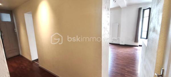 En exclusivité BSK IMMOBILIER , T3  orienté Sud / Nord au cachet de l ' ancien . Haut plafond , vrai parquet caché sous le parquet stratifié et double vitrage bois . Idéalement situé proche des Halles en direction des facultés , il offre de beaux volumes et un bon agencement . Deux grandes chambres de 12 et 15 m² donnant sur une cour au calme. 
Un salon plein Sud avec cuisine ouverte de 33 m² pouvant être transformé pour faire une 3 ème chambre . Salle de bain et WC séparé . Tout électrique . Ce bien comporte également un grenier et une cave . Idéal pour stocker . Possibilité également pour du PRO pour faire des bureaux car c ' est au RDC . Très faibles charges annuelles : 50€ mensuelles.
Pour plus d ' informations , je suis disponible 7 jours sur 7 .