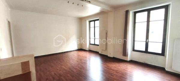 En exclusivité BSK IMMOBILIER , T3  orienté Sud / Nord au cachet de l ' ancien . Haut plafond , vrai parquet caché sous le parquet stratifié et double vitrage bois . Idéalement situé proche des Halles en direction des facultés , il offre de beaux volumes et un bon agencement . Deux grandes chambres de 12 et 15 m² donnant sur une cour au calme. 
Un salon plein Sud avec cuisine ouverte de 33 m² pouvant être transformé pour faire une 3 ème chambre . Salle de bain et WC séparé . Tout électrique . Ce bien comporte également un grenier et une cave . Idéal pour stocker . Possibilité également pour du PRO pour faire des bureaux car c ' est au RDC . Très faibles charges annuelles : 50€ mensuelles.
Pour plus d ' informations , je suis disponible 7 jours sur 7 .