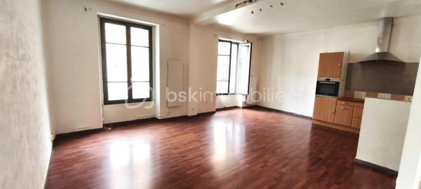 En exclusivité BSK IMMOBILIER , T3  orienté Sud / Nord au cachet de l ' ancien . Haut plafond , vrai parquet caché sous le parquet stratifié et double vitrage bois . Idéalement situé proche des Halles en direction des facultés , il offre de beaux volumes et un bon agencement . Deux grandes chambres de 12 et 15 m² donnant sur une cour au calme. 
Un salon plein Sud avec cuisine ouverte de 33 m² pouvant être transformé pour faire une 3 ème chambre . Salle de bain et WC séparé . Tout électrique . Ce bien comporte également un grenier et une cave . Idéal pour stocker . Possibilité également pour du PRO pour faire des bureaux car c ' est au RDC . Très faibles charges annuelles : 50€ mensuelles.
Pour plus d ' informations , je suis disponible 7 jours sur 7 .