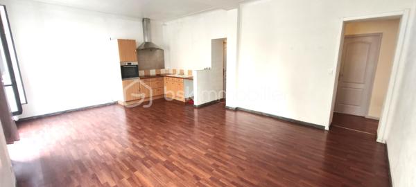 En exclusivité BSK IMMOBILIER , T3  orienté Sud / Nord au cachet de l ' ancien . Haut plafond , vrai parquet caché sous le parquet stratifié et double vitrage bois . Idéalement situé proche des Halles en direction des facultés , il offre de beaux volumes et un bon agencement . Deux grandes chambres de 12 et 15 m² donnant sur une cour au calme. 
Un salon plein Sud avec cuisine ouverte de 33 m² pouvant être transformé pour faire une 3 ème chambre . Salle de bain et WC séparé . Tout électrique . Ce bien comporte également un grenier et une cave . Idéal pour stocker . Possibilité également pour du PRO pour faire des bureaux car c ' est au RDC . Très faibles charges annuelles : 50€ mensuelles.
Pour plus d ' informations , je suis disponible 7 jours sur 7 .