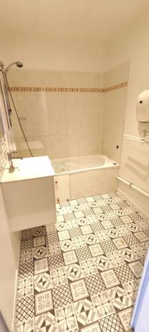En exclusivité BSK IMMOBILIER , T3  orienté Sud / Nord au cachet de l ' ancien . Haut plafond , vrai parquet caché sous le parquet stratifié et double vitrage bois . Idéalement situé proche des Halles en direction des facultés , il offre de beaux volumes et un bon agencement . Deux grandes chambres de 12 et 15 m² donnant sur une cour au calme. 
Un salon plein Sud avec cuisine ouverte de 33 m² pouvant être transformé pour faire une 3 ème chambre . Salle de bain et WC séparé . Tout électrique . Ce bien comporte également un grenier et une cave . Idéal pour stocker . Possibilité également pour du PRO pour faire des bureaux car c ' est au RDC . Très faibles charges annuelles : 50€ mensuelles.
Pour plus d ' informations , je suis disponible 7 jours sur 7 .