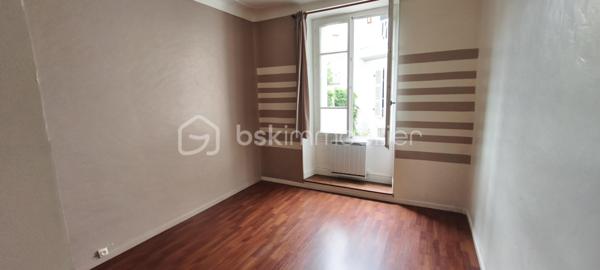 En exclusivité BSK IMMOBILIER , T3  orienté Sud / Nord au cachet de l ' ancien . Haut plafond , vrai parquet caché sous le parquet stratifié et double vitrage bois . Idéalement situé proche des Halles en direction des facultés , il offre de beaux volumes et un bon agencement . Deux grandes chambres de 12 et 15 m² donnant sur une cour au calme. 
Un salon plein Sud avec cuisine ouverte de 33 m² pouvant être transformé pour faire une 3 ème chambre . Salle de bain et WC séparé . Tout électrique . Ce bien comporte également un grenier et une cave . Idéal pour stocker . Possibilité également pour du PRO pour faire des bureaux car c ' est au RDC . Très faibles charges annuelles : 50€ mensuelles.
Pour plus d ' informations , je suis disponible 7 jours sur 7 .