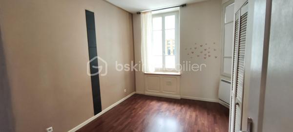 En exclusivité BSK IMMOBILIER , T3  orienté Sud / Nord au cachet de l ' ancien . Haut plafond , vrai parquet caché sous le parquet stratifié et double vitrage bois . Idéalement situé proche des Halles en direction des facultés , il offre de beaux volumes et un bon agencement . Deux grandes chambres de 12 et 15 m² donnant sur une cour au calme. 
Un salon plein Sud avec cuisine ouverte de 33 m² pouvant être transformé pour faire une 3 ème chambre . Salle de bain et WC séparé . Tout électrique . Ce bien comporte également un grenier et une cave . Idéal pour stocker . Possibilité également pour du PRO pour faire des bureaux car c ' est au RDC . Très faibles charges annuelles : 50€ mensuelles.
Pour plus d ' informations , je suis disponible 7 jours sur 7 .